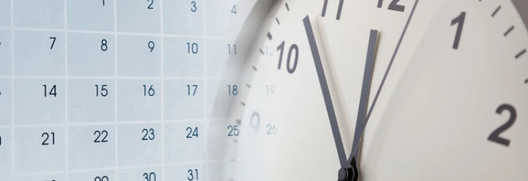  Un calendario y un reloj superpuestos simbolizan la gestión del tiempo. 