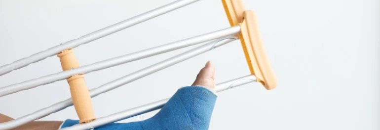  pie de persona recostada con muletas 