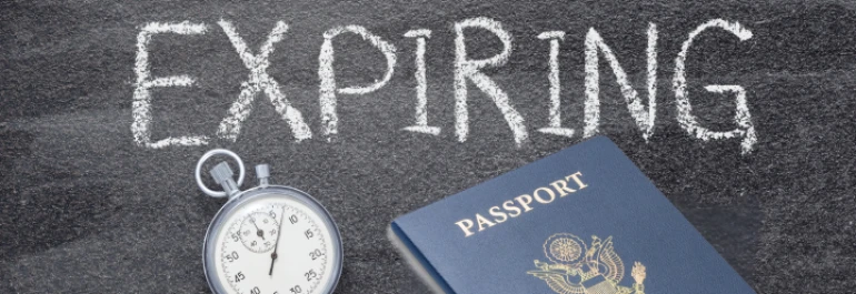 Una persona con la tarjeta de residencia caducada, ¿puede ser dada de alta?