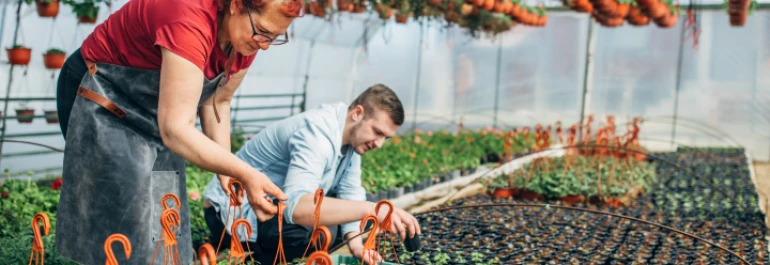 ¿Es posible contratar a la madre de un autónomo como autónomo colaborador?