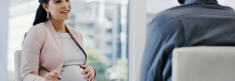 ¿Debe ser menor de 30 años la persona que sustituya a una trabajadora por riesgo de embarazo?