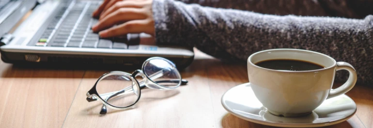 ¿Tiene la empresa la obligación de abonarle el coste de las gafas de una trabajadora?