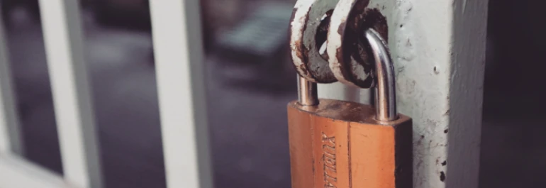 ¿Qué procedimiento hay para despedir a los trabajadores por cierre de empresa sin ninguna causa objetiva?