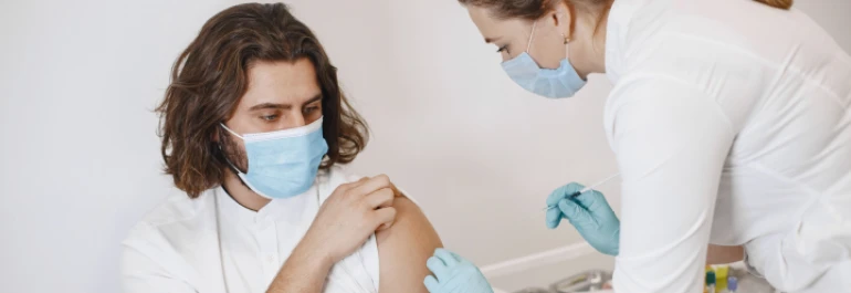 ¿Tiene derecho a un permiso retribuido la esposa de un accidentado con quemaduras que, aunque no ha sido hospitalizado, debe asistir a curas diarias?