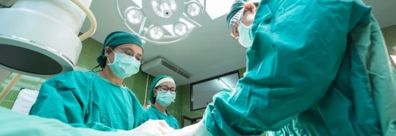 ¿Existe permiso por cirugía ambulatoria de un familiar si se requiere reposo?