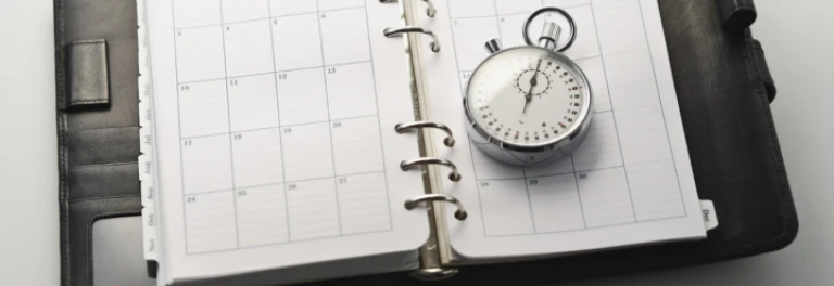 ¿Puede una empresa compensar con descanso en un periodo posterior las horas que un trabajador ha realizado por encima de su jornada máxima semanal, y así evitar que se consideren horas extraordinarias?