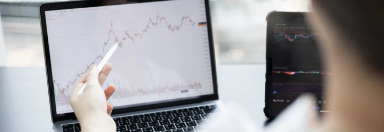 ¿En qué régimen de la Seguridad Social debe encuadrarse un socio con el 12 % de participación que convive con su padre, quien ostenta el control efectivo de la sociedad?