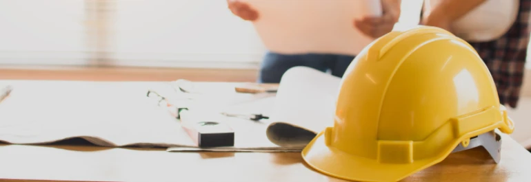 ¿Es posible contratar de forma indefinida a un menor de edad con la categoría de aprendiz en el sector de la construcción?