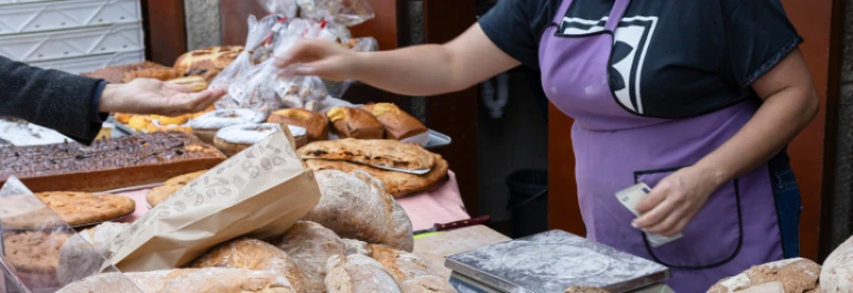 ¿Si se trabajan los festivos legales en el sector comercio de Álava deben disfrutarse en otra fecha o basta con abonarlos con un plus?