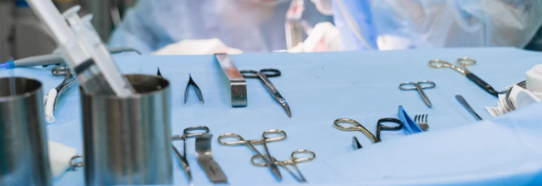 ¿Se consideran retribuidos los días de reposo tras una intervención quirúrgica o deben cubrirse mediante baja por enfermedad común?