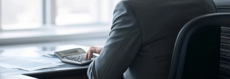 ¿Puede la empresa adjudicataria negarse a subrogar a un trabajador si la empresa saliente entrega la documentación fuera de plazo?