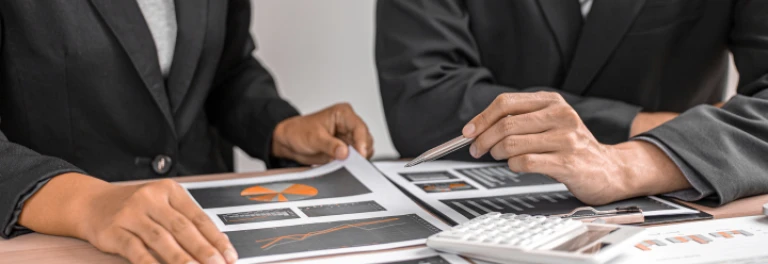 ¿Cómo se puede contratar a la hija menor de 30 años de los socios en una sociedad limitada?