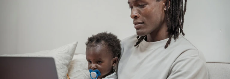 ¿Cómo se regulan los permisos y prestaciones por paternidad en situaciones de pluriactividad?