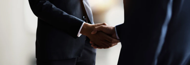 ¿Cuándo considera realmente la TGSS el cambio de encuadramiento: al vender las participaciones o al cesar el socio en la actividad?