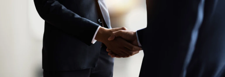 ¿Cuándo considera realmente la TGSS el cambio de encuadramiento: al vender las participaciones o al cesar el socio en la actividad?