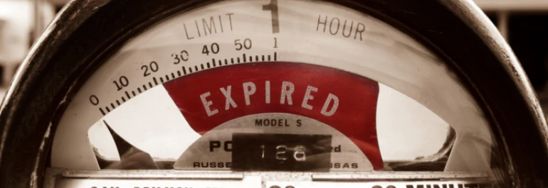  Un parquímetro muestra que el tiempo ha expirado. 