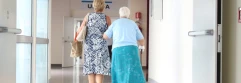  Dos mujeres saliendo por el pasillo de un hospital 