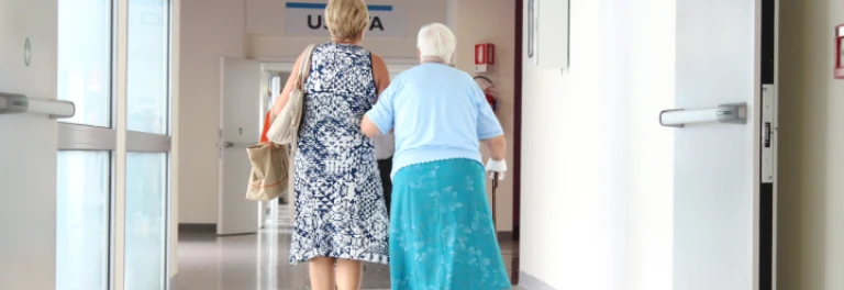  Dos mujeres saliendo por el pasillo de un hospital 