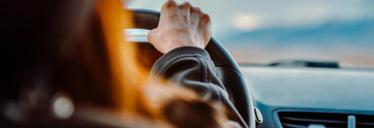  Persona sujetando volante del coche con la mano derecha 