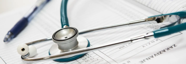  Un estetoscopio sobre un formulario médico. 