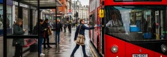  un pasajero en londres trata de pagar el ticket de un autobus 
