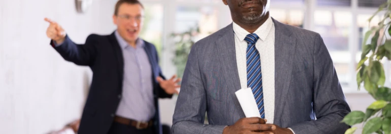  Hombre con traje siendo despedido en la oficina 