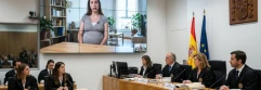  trabajadora testificando en un juicio por videollamada 