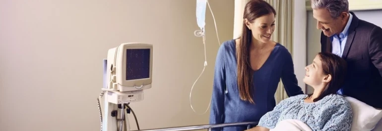 ¿Puede una trabajadora interrumpir sus vacaciones por hospitalización de un familiar y extender su periodo vacacional?