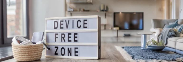  Un letrero que dice Device Free Zone en una sala de estar moderna. 