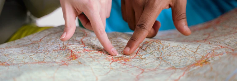  Dos manos señalando con el dedo sobre un mapa 