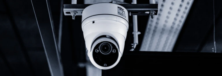  Cámara de seguridad colgada del techo con soportes de metal 