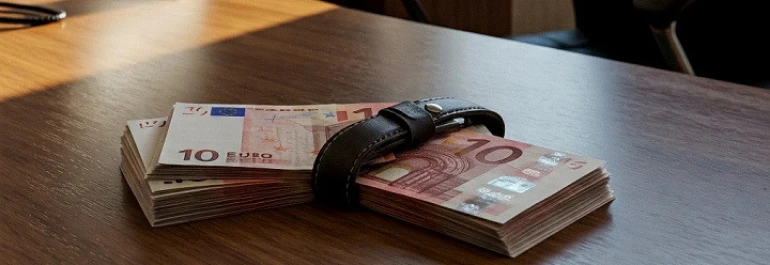 ¿La empresa debe seguir aplicando el embargo a un trabajador que deja la empresa pero regresa días más tarde?