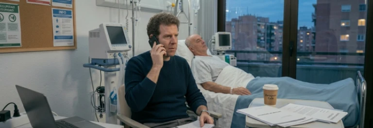  trabajador en el hospital con el permiso por hospitalización de familiar 