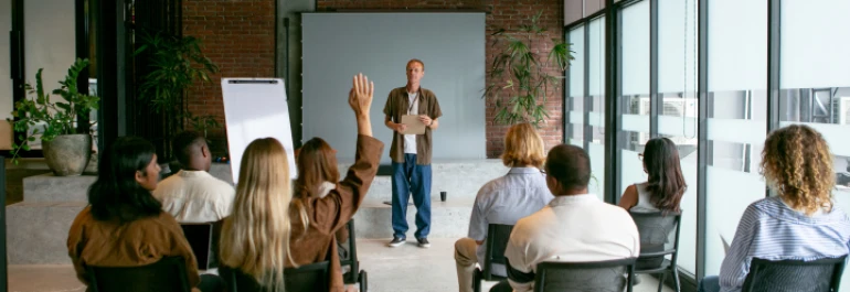 ¿Puede una empresa reducir la jornada de profesores con contrato a tiempo completo durante las prácticas externas del alumnado mediante un anexo unilateral, incluso si están en IT o maternidad?