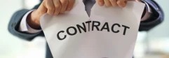  Hombre con traje rompiendo un papel con la palabra contract en letras mayúsculas 