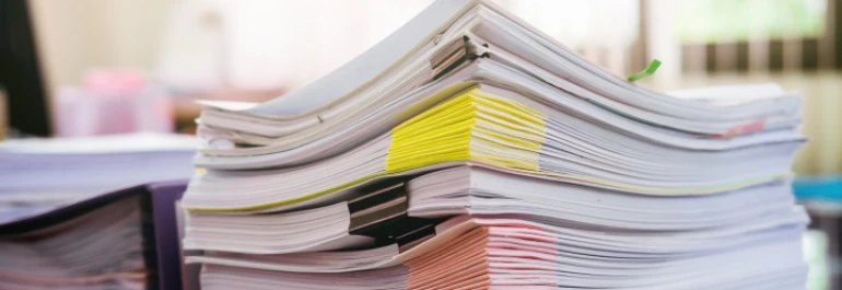  Montón de documentos ordenados encima de mesa de oficina 