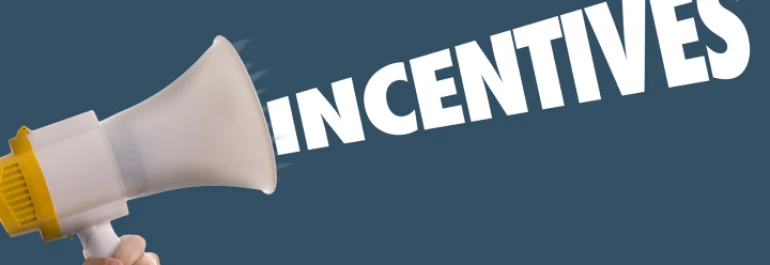  Un megáfono emite la palabra INCENTIVES en un fondo azul. 