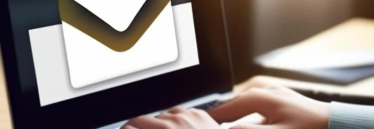  Una persona está usando una computadora portátil que muestra un icono de correo electrónico en la pantalla. 