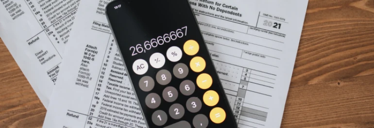  Una calculadora sobre formularios de impuestos. 