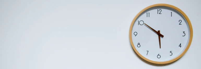  Reloj de pared marcando las seis menos diez 