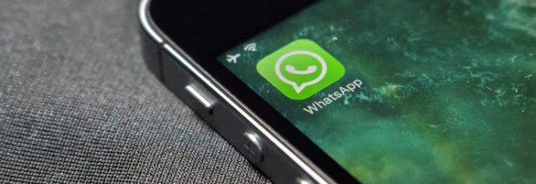  Un teléfono móvil mostrando el icono de WhatsApp en la pantalla. 