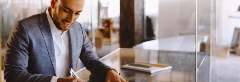 ¿El administrador único de una sociedad puede contratar a su hijo por cuenta ajena?