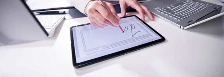  Una persona está dibujando en una tableta digital con un lápiz. 