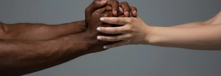  Manos de una mujer sosteniendo las manos de un hombre 