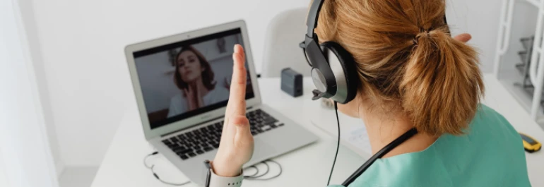  Una trabajadora de salud en una videollamada con una paciente. 