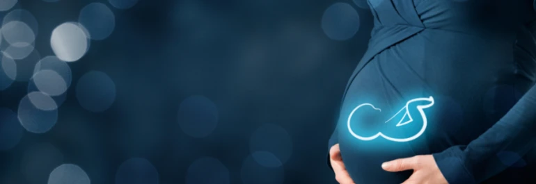  Una mujer embarazada acaricia su vientre, donde se superpone una imagen brillante de un embrión. 