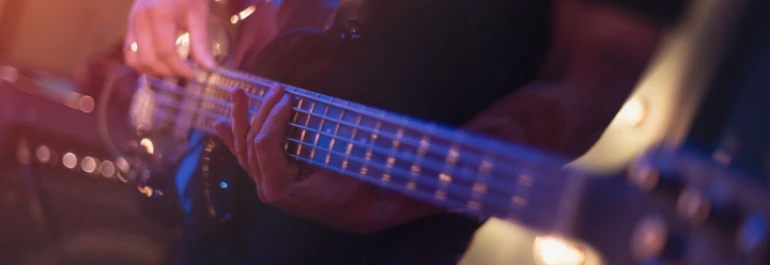  Un músico está tocando una guitarra eléctrica. 