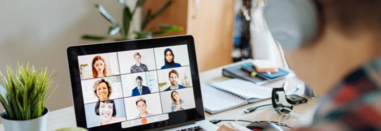  Una persona participa en una videollamada grupal desde su computadora portátil. 