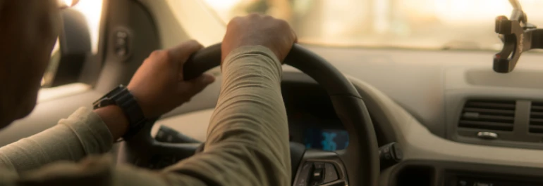  Persona conduciendo un coche con un teléfono montado en el salpicadero. 