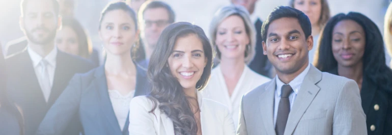  Un grupo diverso de personas vestidas de manera profesional, sonriendo. 